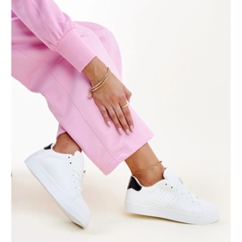 Baskets Akila blanches et noires 1