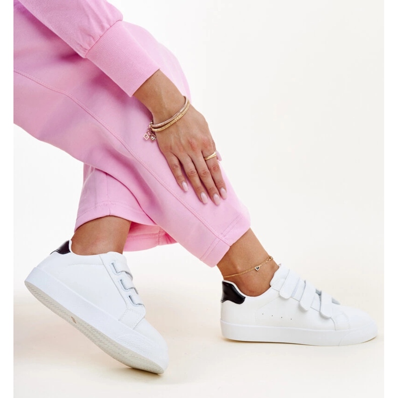 Baskets à scratch blanches et noires par Samala 1