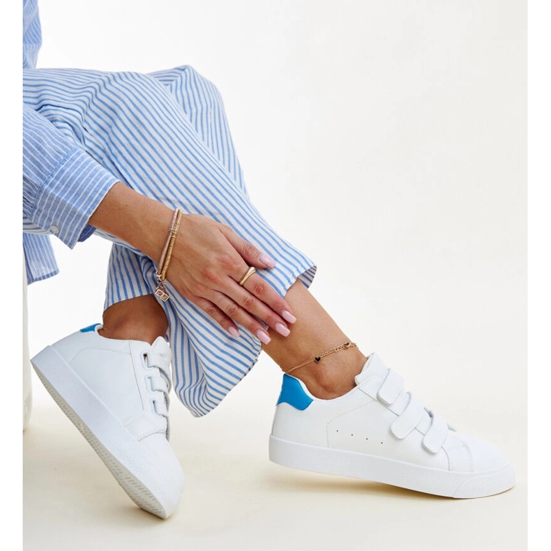 Baskets Velcro blanches et bleues par Samala 1 Baskets Velcro blanches et bleues par Samala 1