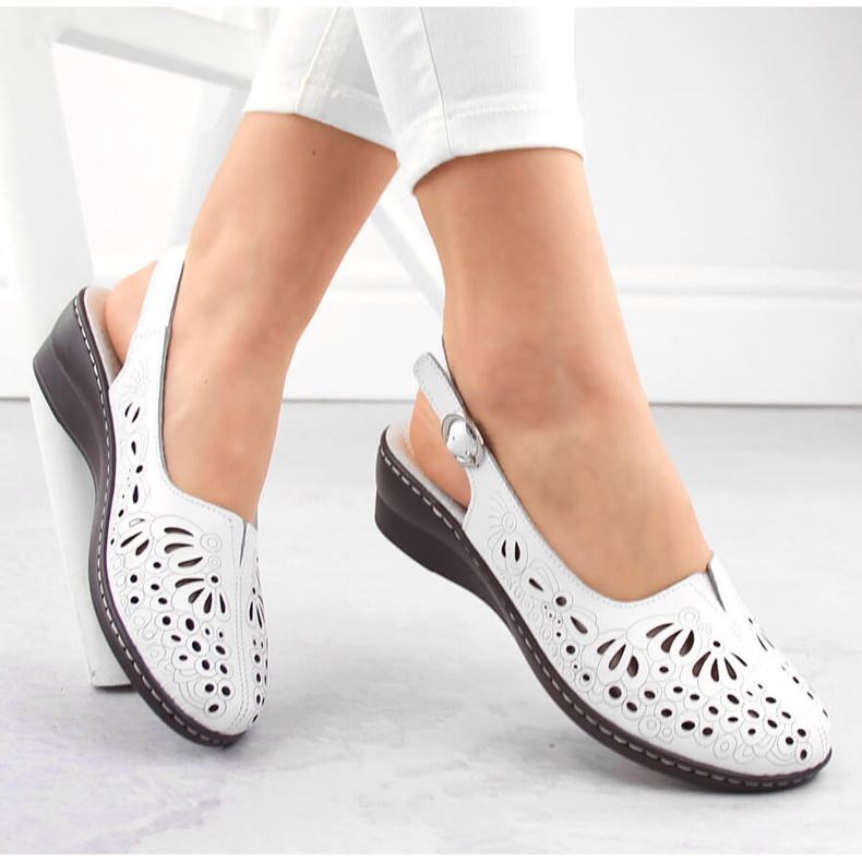 Sandales confortables en cuir entièrement ajourées pour femmes, blanches, T.Sokolski L24-27 1