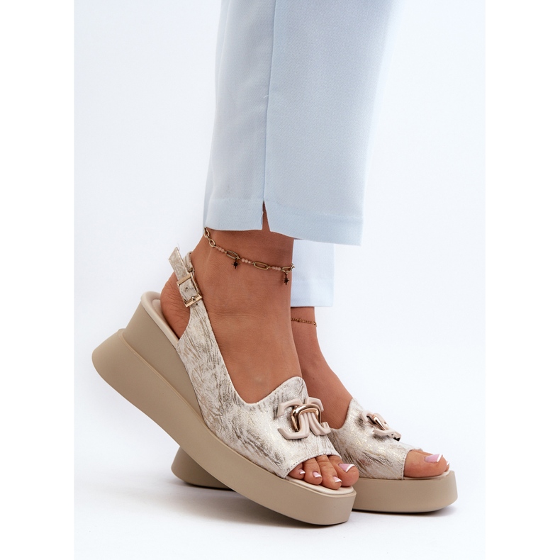 Sandales Pour Femmes Sur Une Plateforme Et Une Compensée Avec Une Décoration Dorée Janesca d'or 2