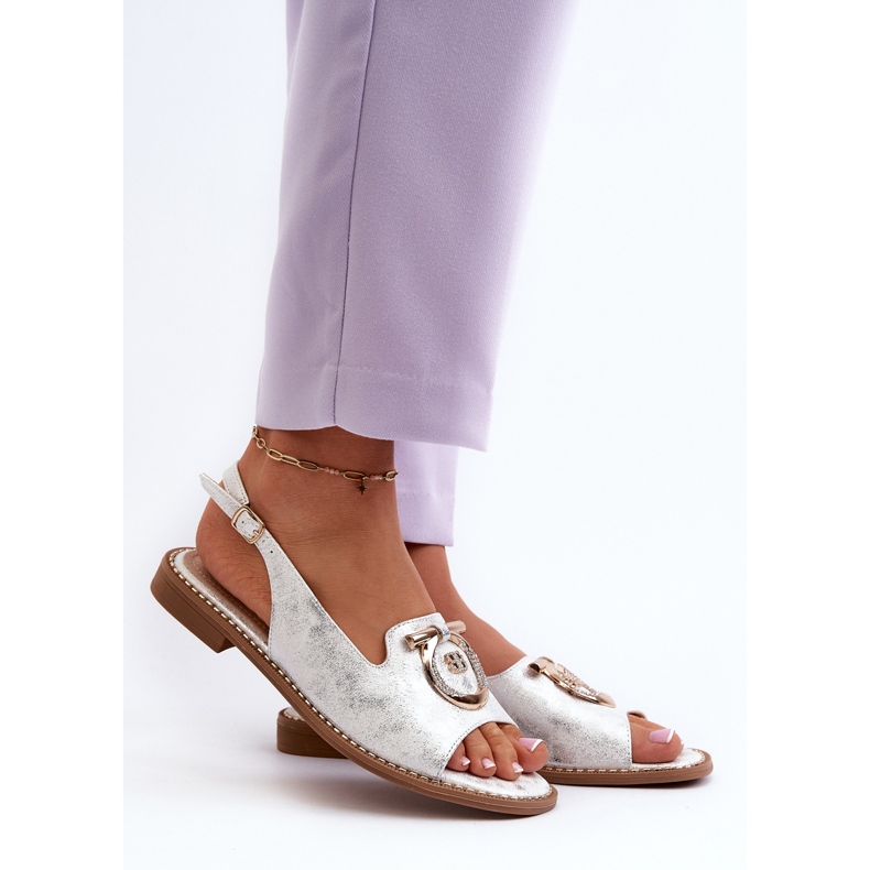 Sandales élégantes pour femmes avec décoration dorée sur talons plats, argent S.Barski KV27-053 2 Sandales élégantes pour femmes avec décoration dorée sur talons plats, argent S.Barski KV27-053 2