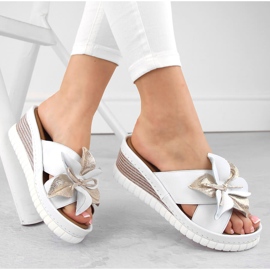 Chaussons compensés confortables en cuir pour femmes avec une fleur, blanc Artiker 54C0537 blanche 1