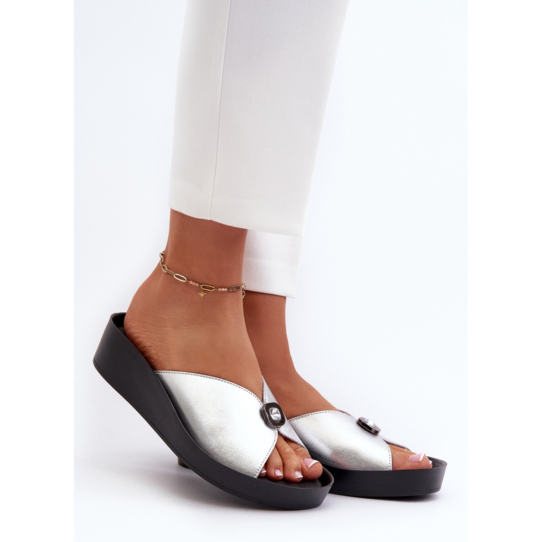 Tongs en cuir pour femmes avec décoration argentée S.Barski KV27-027 2 Tongs en cuir pour femmes avec décoration argentée S.Barski KV27-027 2