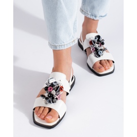 Sandales femme blanches avec décoration 1