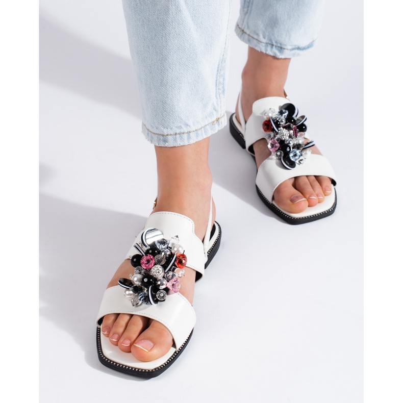 Sandales femme blanches avec décoration 1