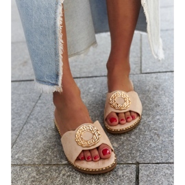Tongs beiges avec empiècement en cuir de Buenas 2