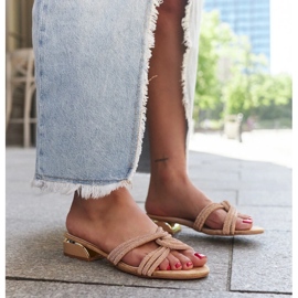 Tongs beiges à petit talon ornées de strass Ulma 1 Tongs beiges à petit talon ornées de strass Ulma 1