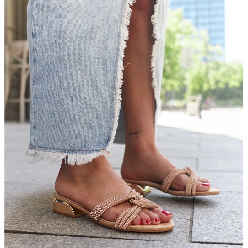 Tongs beiges à petit talon ornées de strass Ulma 1 Tongs beiges à petit talon ornées de strass Ulma 1