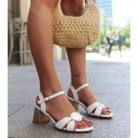 Sandales à talons blanches avec empiècement en cuir par Saiha 2