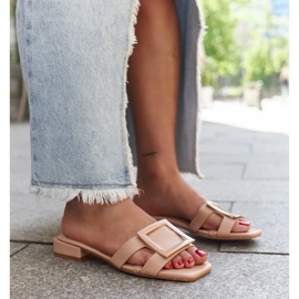 Tongs beiges avec empiècement en cuir par Wilia 1