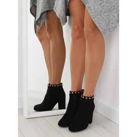 Bottes noires à talons hauts avec clous noirs 2