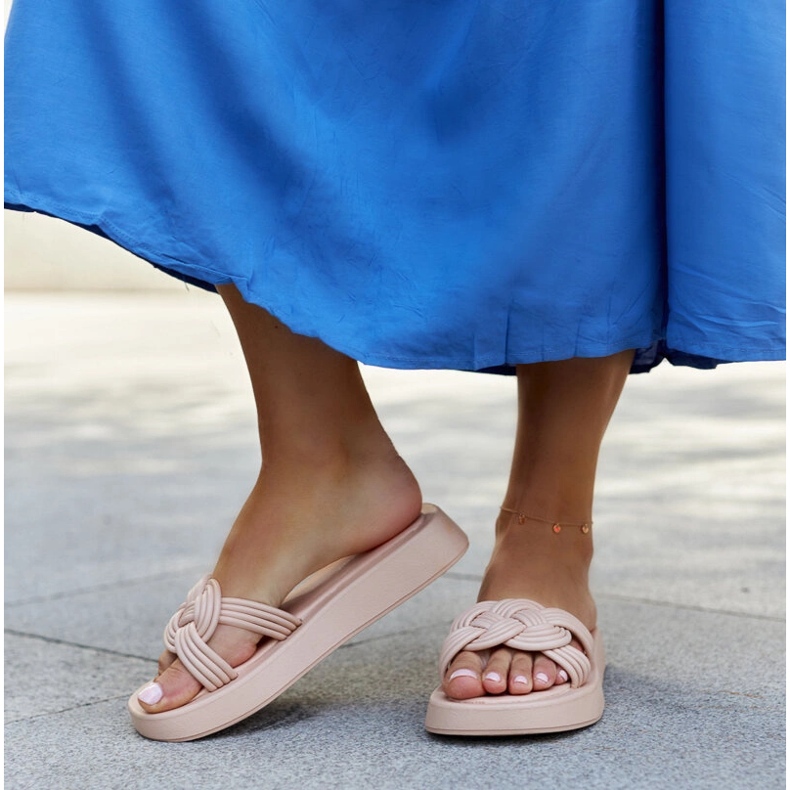 Chaussons en caoutchouc beige de Ferrei 2