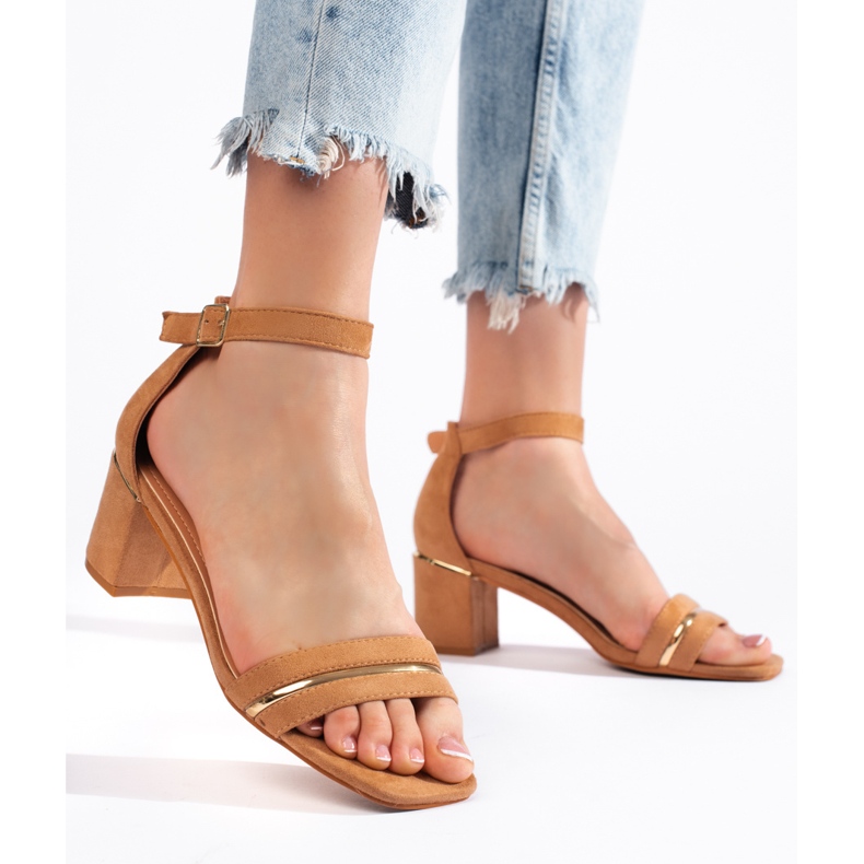 Sandales à talons bas en daim marron brun 1