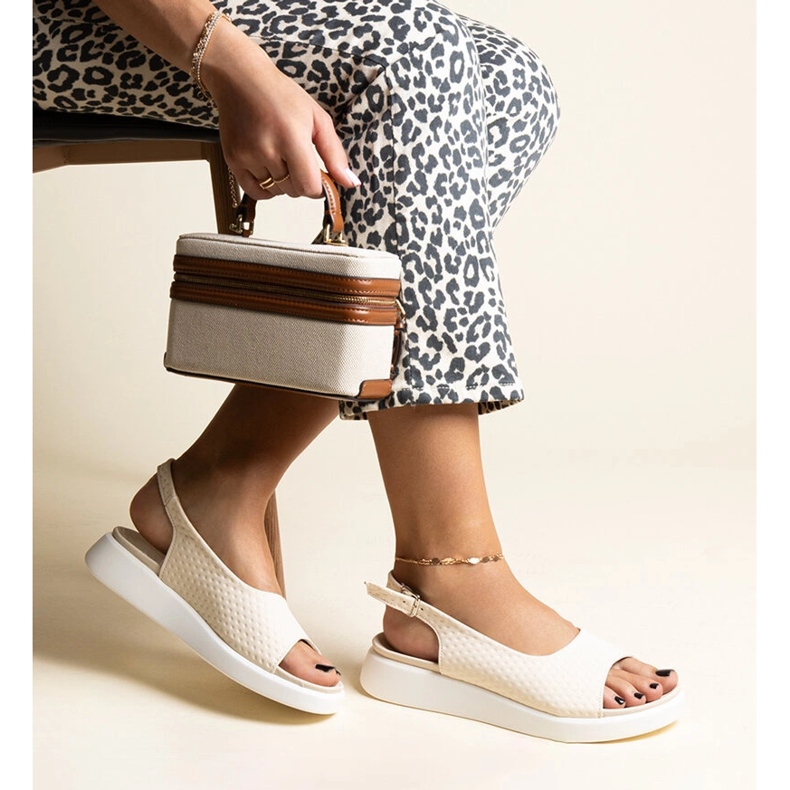 Sandales beiges à semelle épaisse de chez Hamond 1