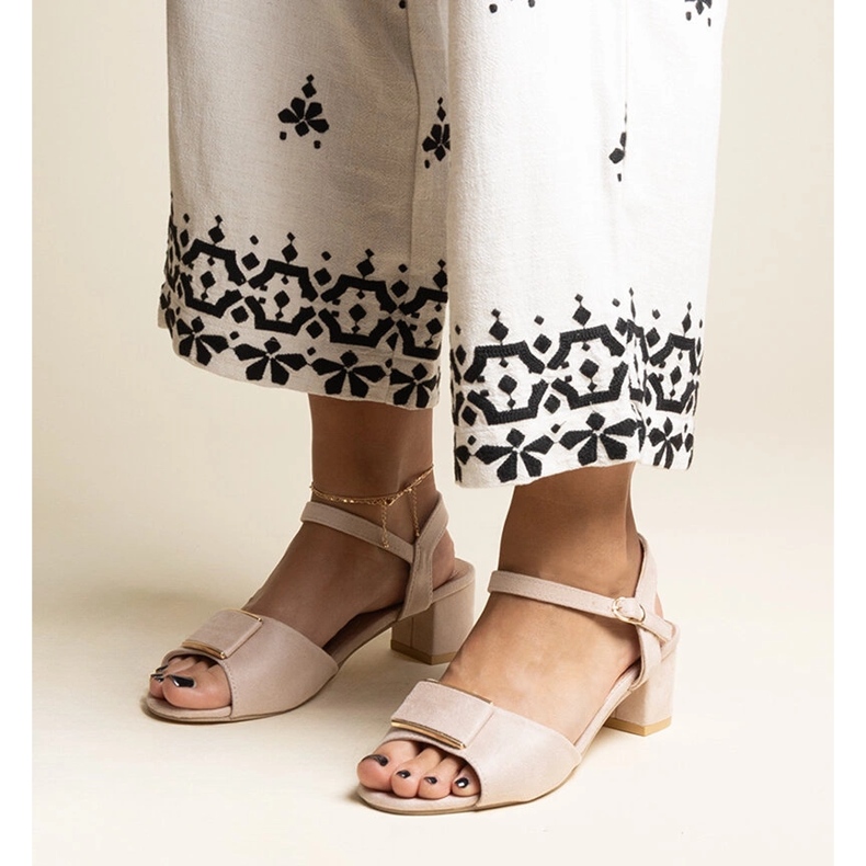 Sandales beiges à talons bas de Frederica 1