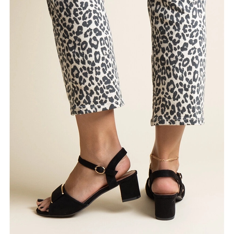 Sandales noires à talons bas de Frederica le noir 2