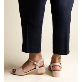 Sandales beiges à petit talon avec boucle Horner 1