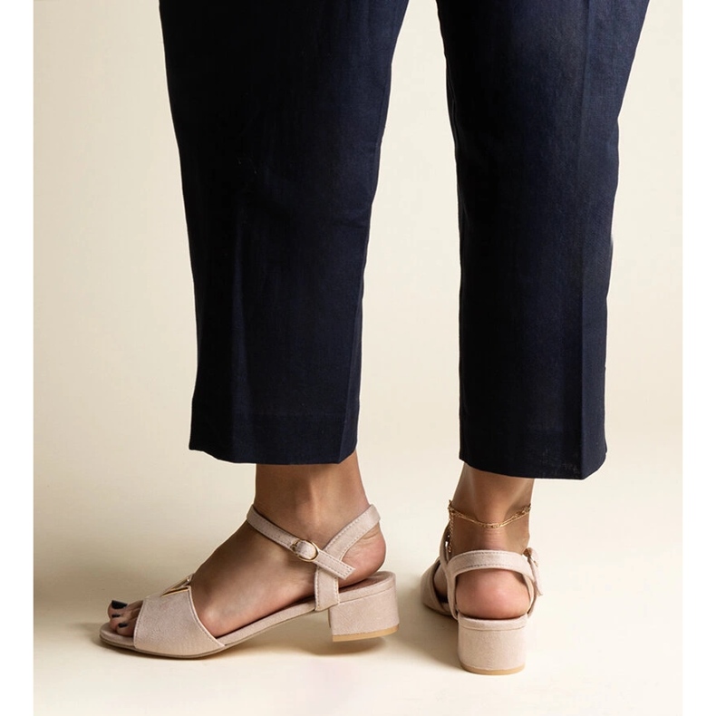 Sandales beiges à petit talon avec boucle Horner 1