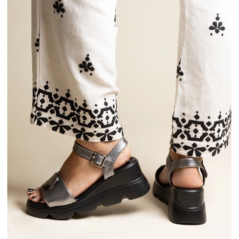 Sandales compensées en cuir écologique Maddison argent 2