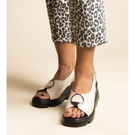 Sandales compensées beiges à boucle Bayley 2