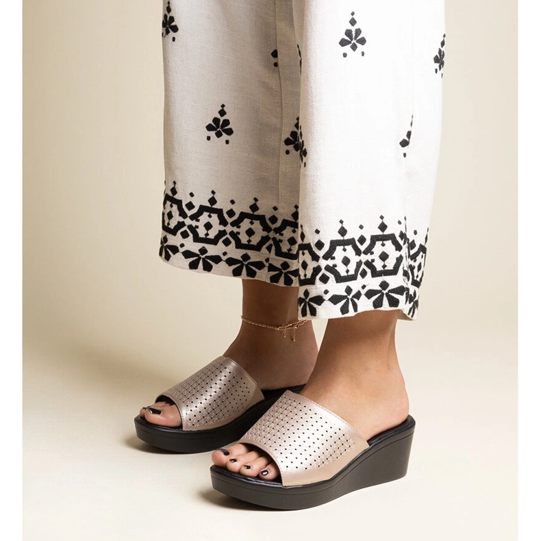 Chaussons compensés ajourés dorés en éco cuir Garvin d'or 1