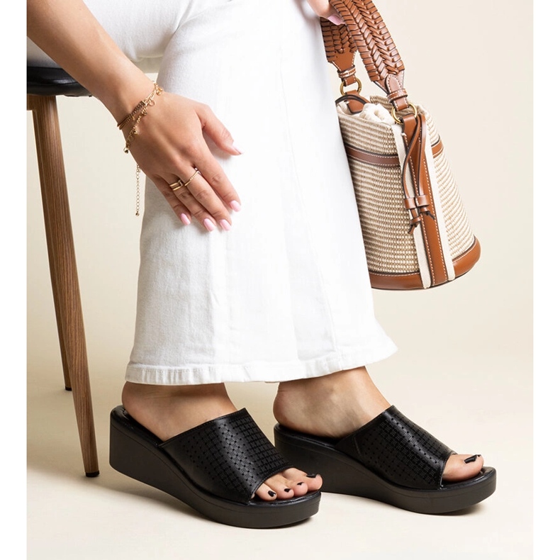 Chaussons compensés ajourés noirs en éco cuir Garvin 2