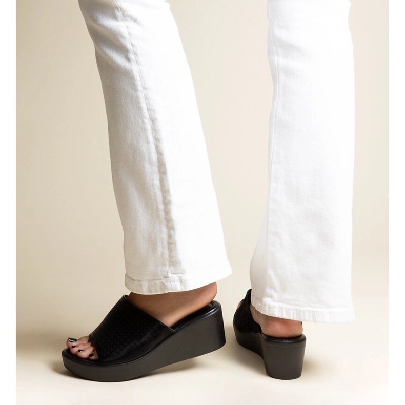 Chaussons compensés ajourés noirs en éco cuir Garvin le noir 1