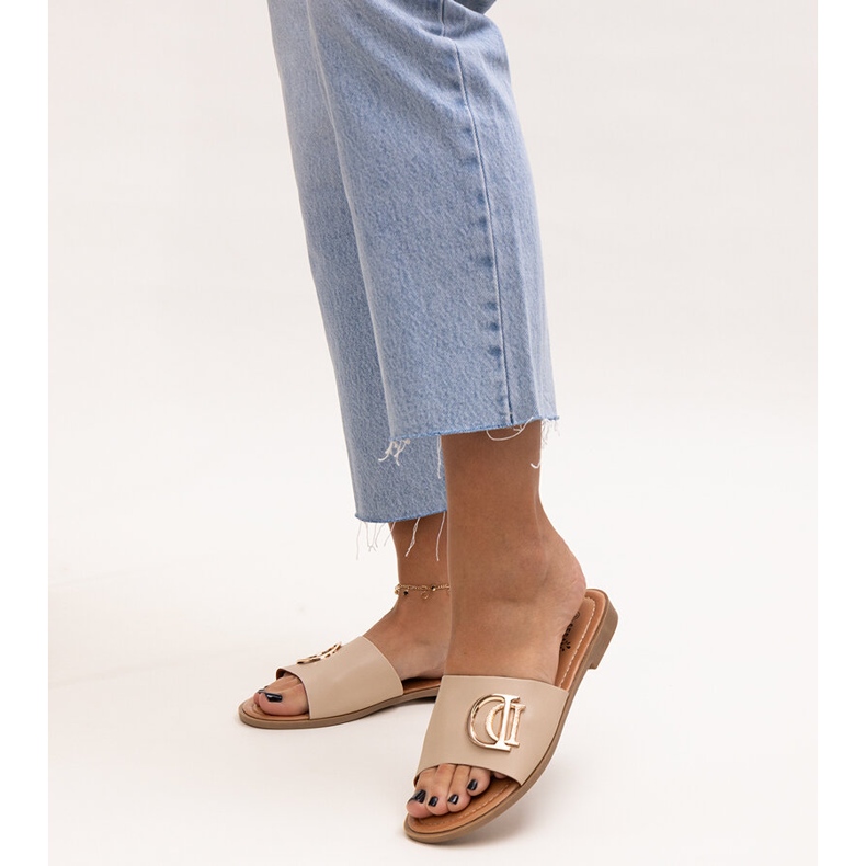 Claquettes à boucle beiges par Almeita 1