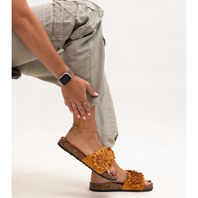 Tongs à fleurs sur semelle en liège par Almida brun 1