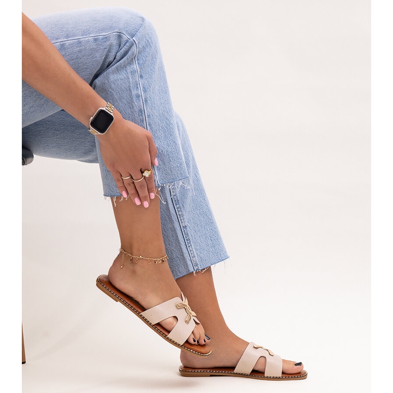 Tongs beige clair avec boucle Razanna 1