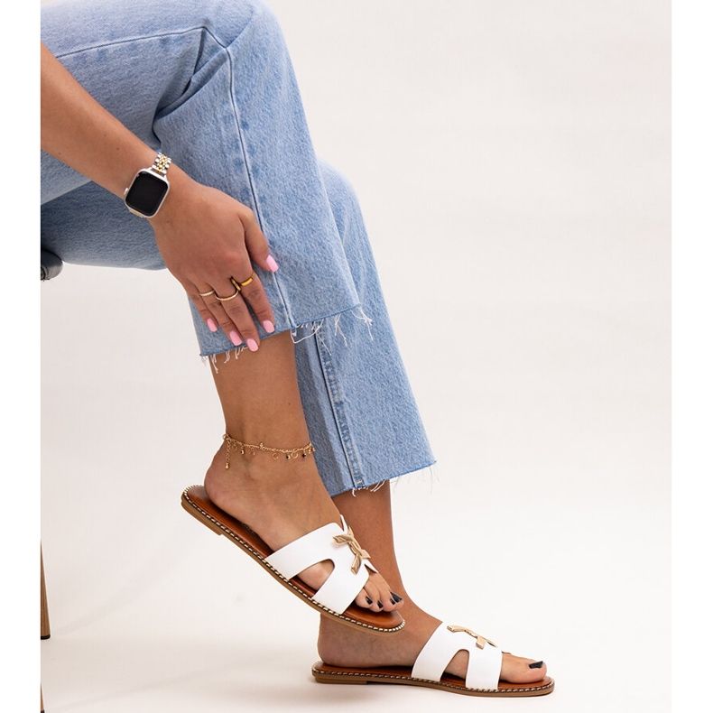 Tongs blanches avec boucle Razanna 1