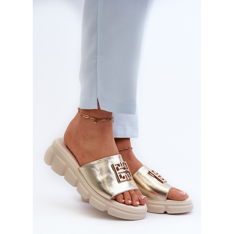 Tongs en cuir pour femmes avec décoration dorée sur les coins Vinceza 41444 Or 2