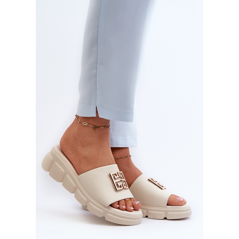 Tongs en cuir pour femmes avec décoration dorée sur coin Vinceza 41444 Beige 2