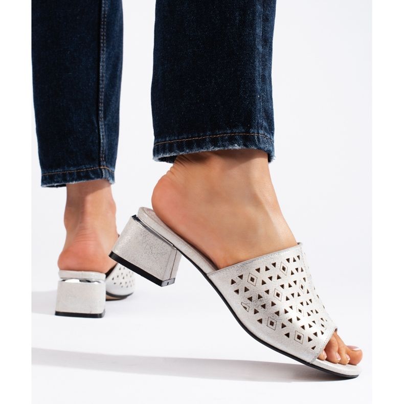 Tongs argentées ajourées à petit talon 1