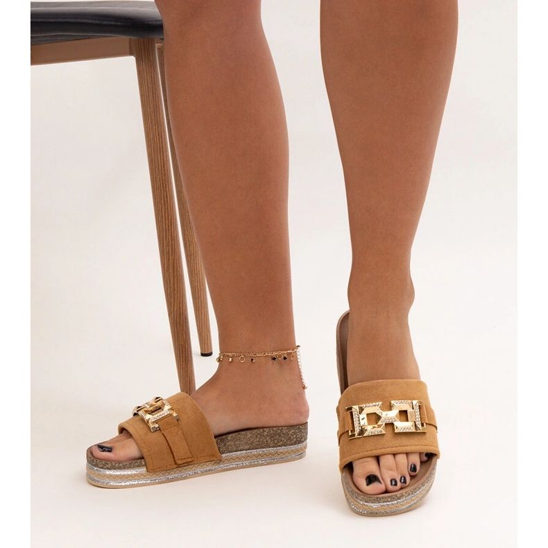 Tongs marron avec boucle brillante par Niamh brun 1 Tongs marron avec boucle brillante par Niamh brun 1