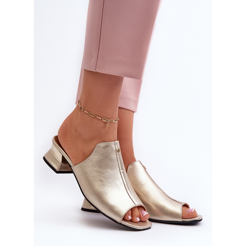 Tongs élégantes pour femmes en cuir naturel sur talons bas Maciejka 06360-25 Or doré 2