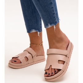 Tongs beiges à velcro de Kassis 1