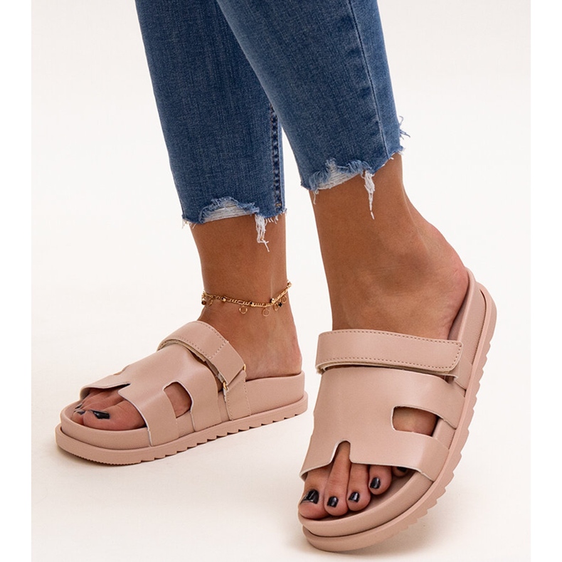 Tongs beiges à velcro de Kassis 1