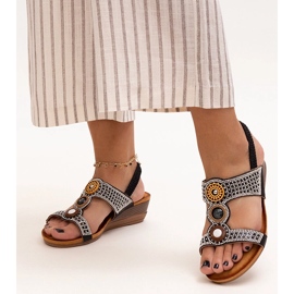 Sandales compensées basses brillantes par Azeeza noir 1
