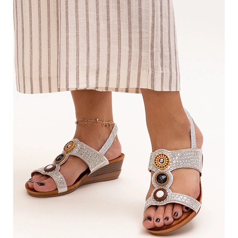 Sandales compensées basses brillantes par Azeeza argent 1