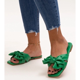 Tongs vertes avec nœud décoratif par Uwansa 1
