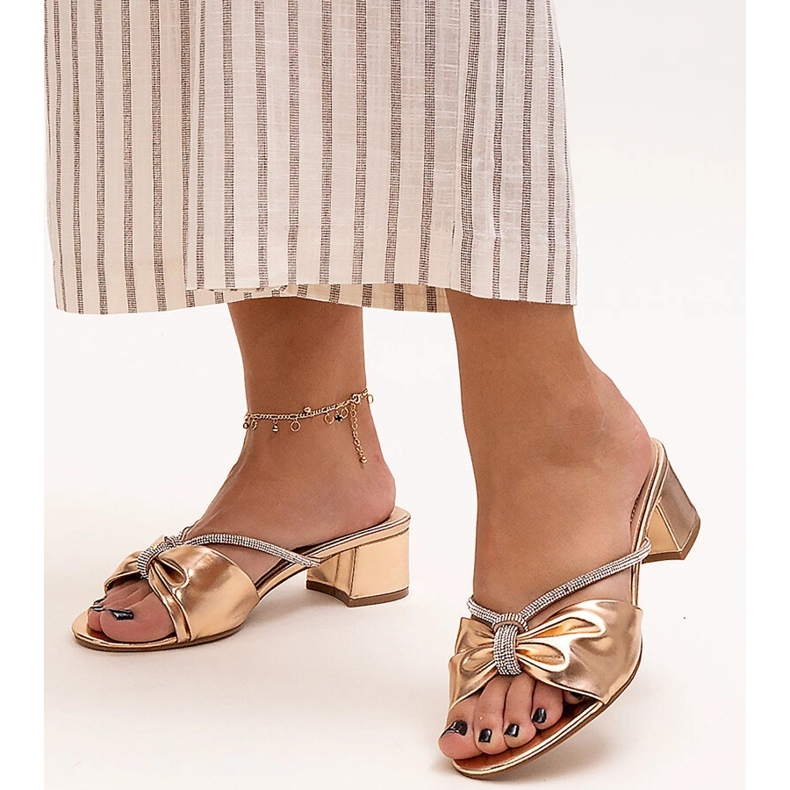 Mules à talons hauts ornées de zircons Anbrani d'or 1 Mules à talons hauts ornées de zircons Anbrani d'or 1