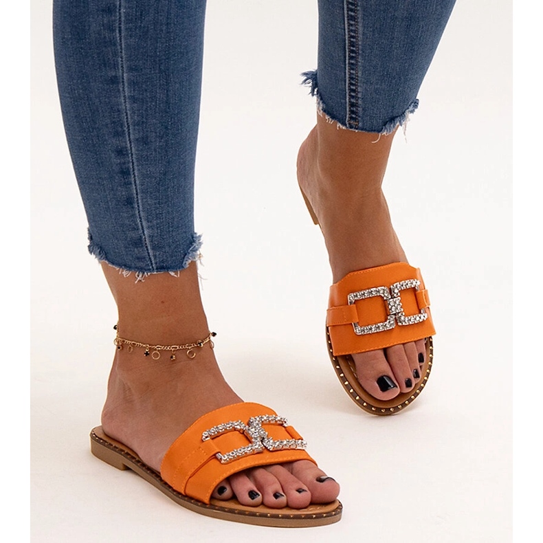 Tongs orange avec boucle décorative par Rochaela 1