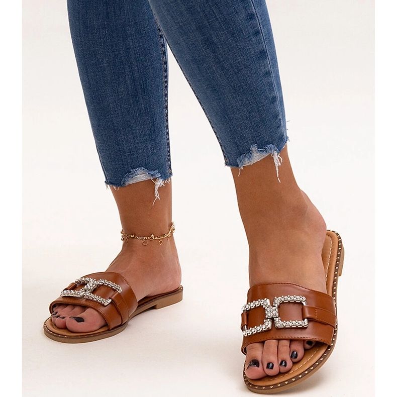 Tongs marron avec boucle décorative par Rochaela brun 1