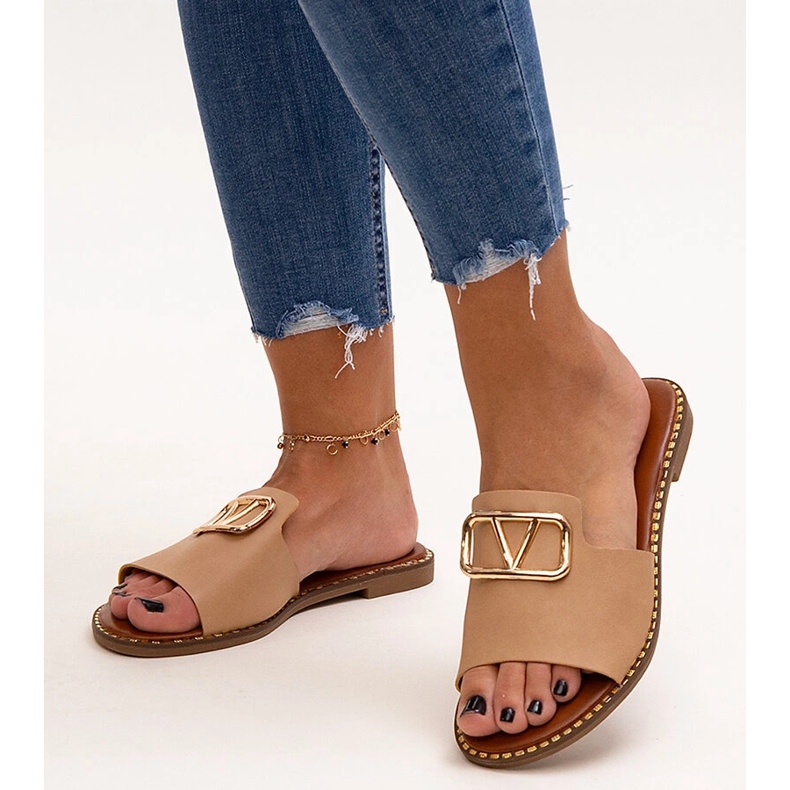 Tongs beiges avec boucle Mariza 1