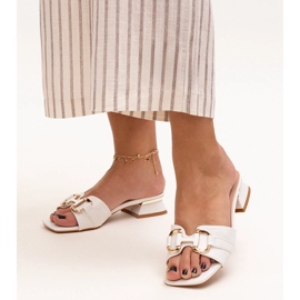 Tongs à talon bas avec boucle Luara décorative blanche 1