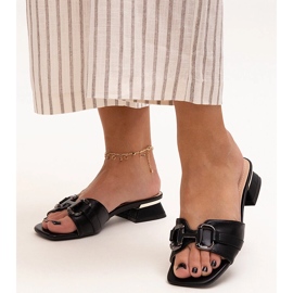 Tongs à talon bas avec boucle Luara décorative le noir 1