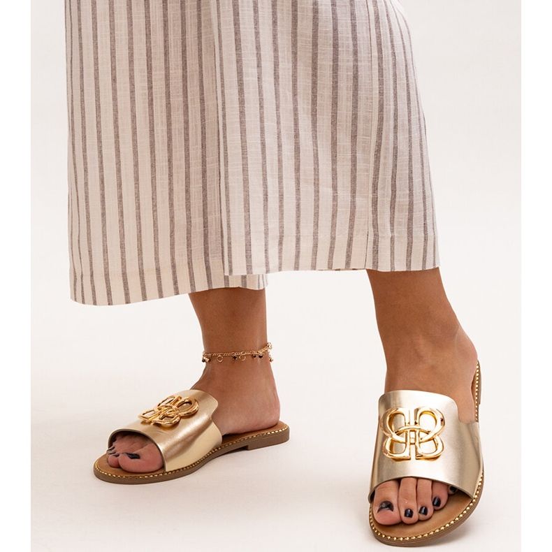 Tongs dorées ornées d'une boucle Perkin d'or 1