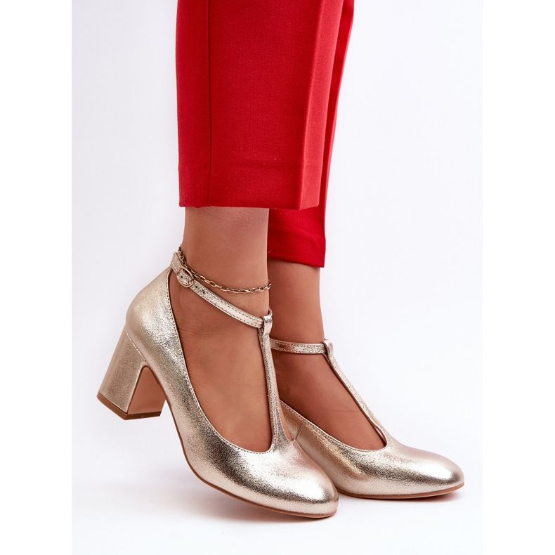 Escarpins en éco-cuir doré sur talon haut d'or 2 Escarpins en éco-cuir doré sur talon haut d'or 2